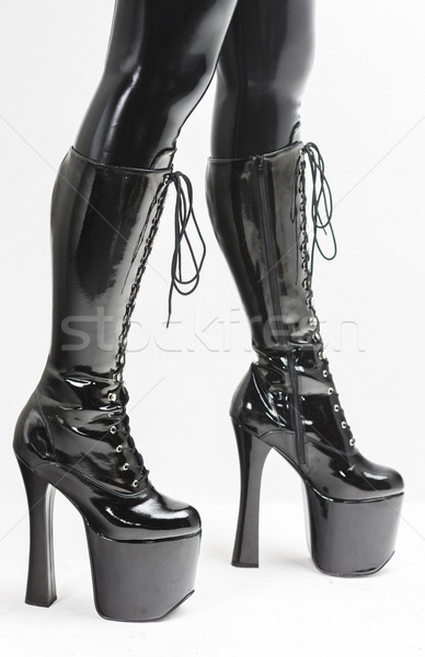 Pormenor em pé mulher extravagante botas Foto stock © phbcz
