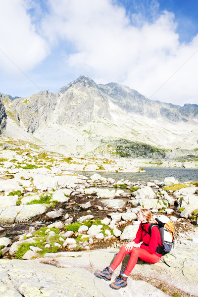 Nő hátizsákos turista öt magas sport utazás Stock fotó © phbcz