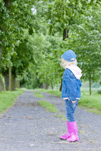 Kleines Mädchen tragen Gummistiefel Frühling Gasse Mädchen Stock foto © phbcz