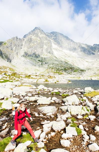 Nő hátizsákos turista öt magas sport utazás Stock fotó © phbcz