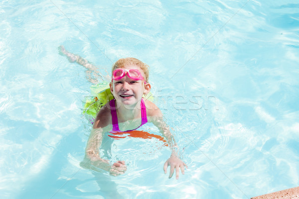 Foto stock: Little · girl · piscina · menina · criança · verão · piscina