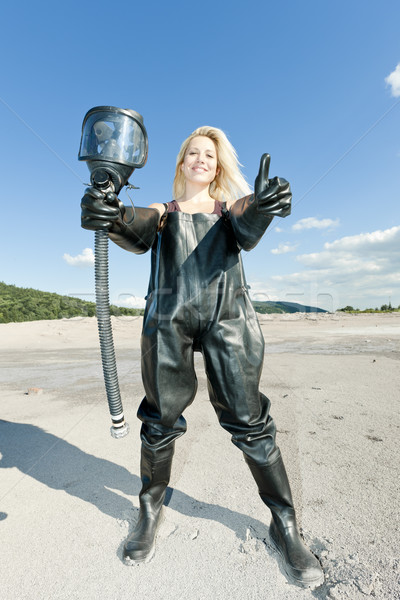 Em pé mulher máscara de gás roupa segurança Foto stock © phbcz