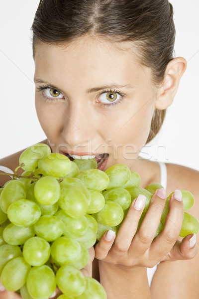 Portret młoda kobieta winogron kobieta owoców owoce Zdjęcia stock © phbcz