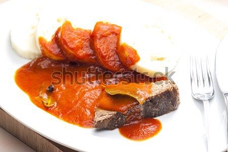 Zdjęcia stock: Wołowiny · mięsa · sos · pomidorowy · tablicy · posiłek · naczyń