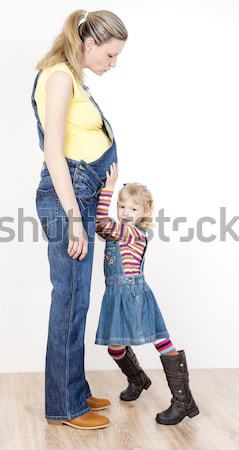 Kleines Mädchen schwanger Mutter Frauen Kind Jeans Stock foto © phbcz
