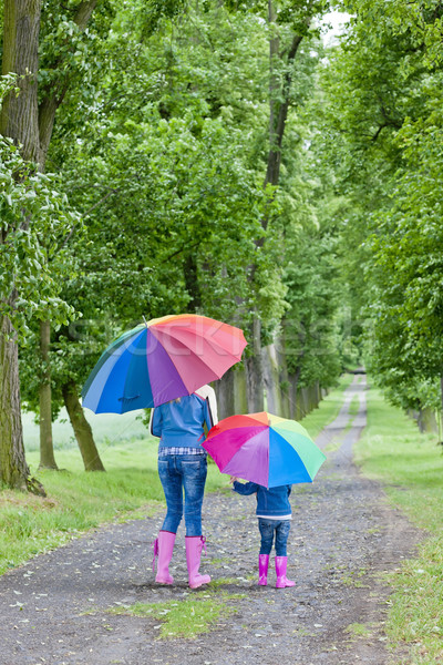 Madre hija paraguas primavera callejón mujer Foto stock © phbcz