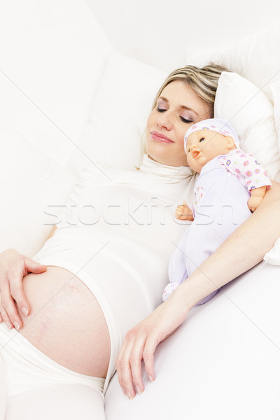 Foto stock: Mulher · grávida · cama · boneca · mulheres · branco