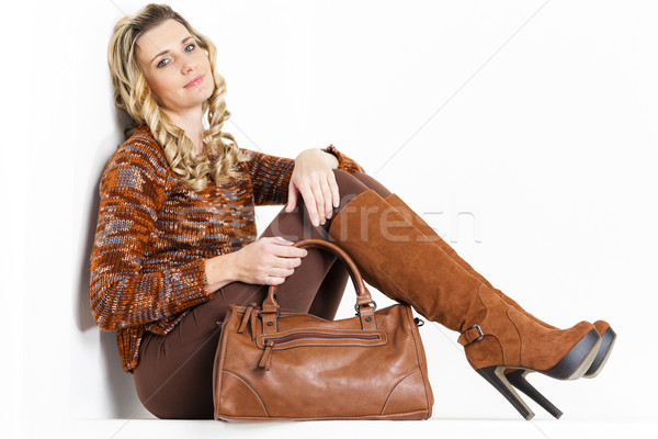 Posiedzenia kobieta brązowy ubrania buty Zdjęcia stock © phbcz