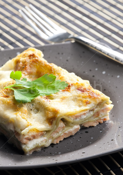 Spanac lasagna somon alimente peşte furculiţă Imagine de stoc © phbcz
