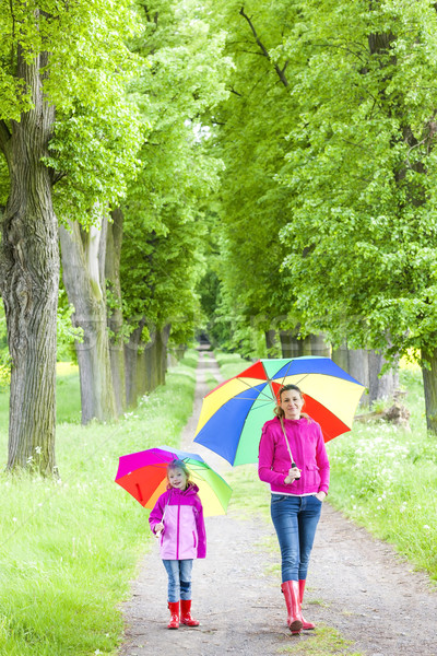 Stockfoto: Moeder · dochter · parasols · voorjaar · steegje · vrouw