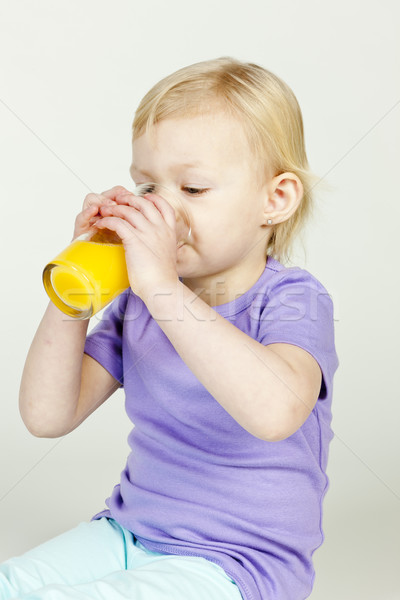 肖像 小女孩 飲用水 橙汁 女孩 孩子 商業照片 © phbcz