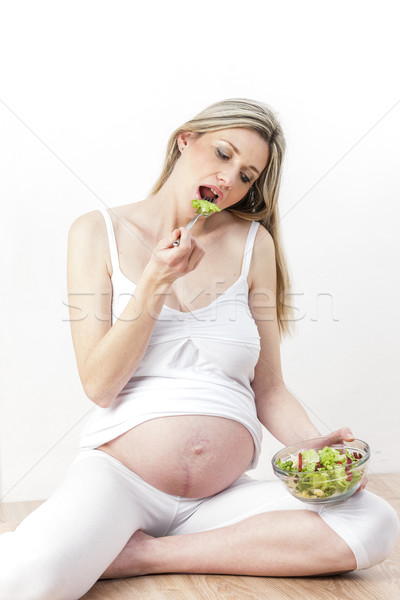 Retrato mujer embarazada comer vegetales ensalada alimentos Foto stock © phbcz