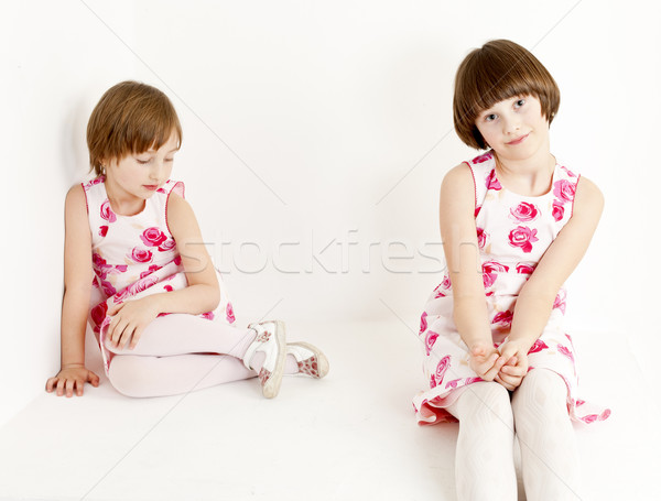 [[stock_photo]]: Deux · soeurs · similaire · robes · fille