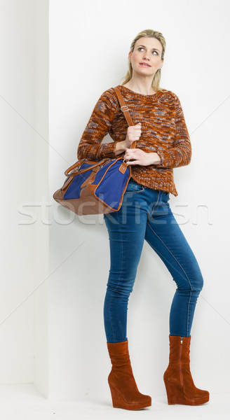 Stehen Frau tragen Mode Plattform braun Stock foto © phbcz