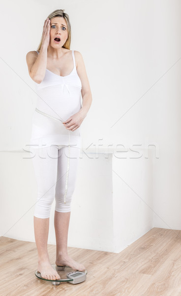 Hamile kadın ayakta ağırlık ölçek şerit metre kadın Stok fotoğraf © phbcz