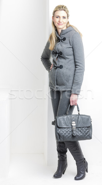ストックフォト: 女性 · 着用 · グレー · 服 · ハンドバッグ · 人