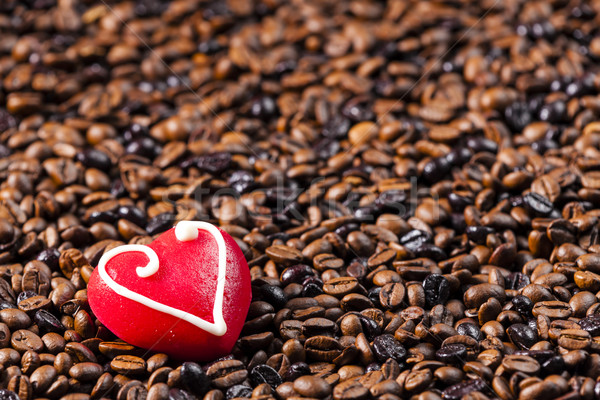 Stilleven koffiebonen marsepein hart voedsel Rood Stockfoto © phbcz
