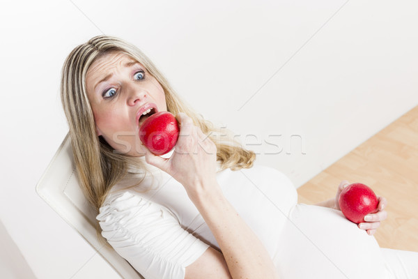 Portret zwangere vrouw eten rode appel voedsel vrouwen Stockfoto © phbcz