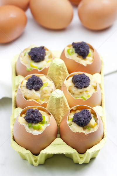 Ovos mexidos cebolinha preto caviar concha refeição Foto stock © phbcz