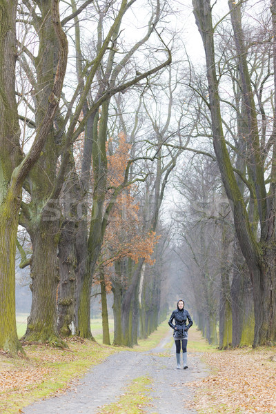 Frau tragen Gummistiefel herbstlich Gasse Frauen Stock foto © phbcz