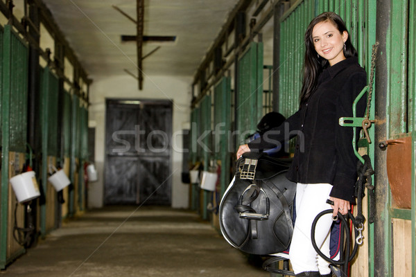 Silla de montar estable mujer jóvenes solo Foto stock © phbcz