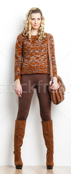 Foto stock: Em · pé · mulher · marrom · roupa · botas