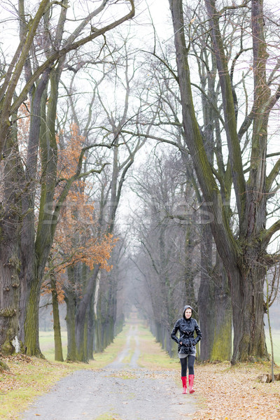 Frau tragen Gummistiefel herbstlich Gasse Frauen Stock foto © phbcz