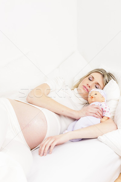 Femeie gravida dormit pat păpuşă femei portret Imagine de stoc © phbcz