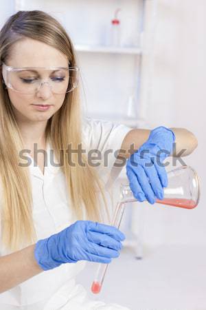 Młoda kobieta eksperyment laboratorium kobiet okulary pracy Zdjęcia stock © phbcz