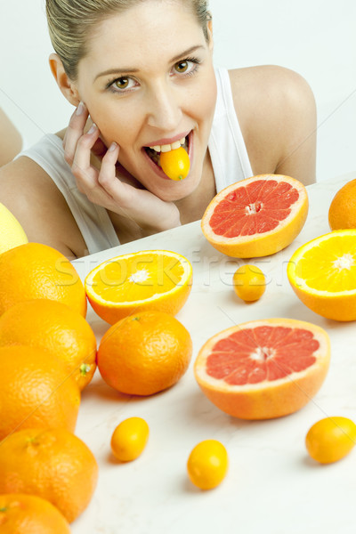 肖像 年輕女子 柑橘類水果 食品 婦女 年輕 商業照片 © phbcz