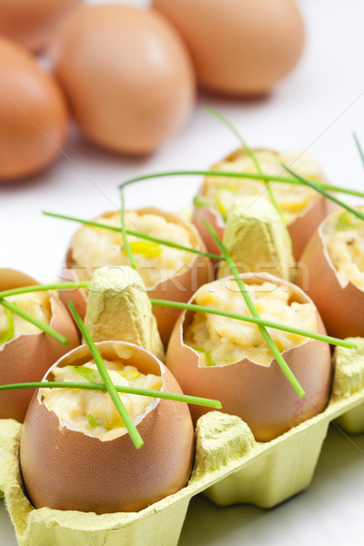 Jajecznica szczypiorek powłoki posiłek odżywianie wewnątrz Zdjęcia stock © phbcz