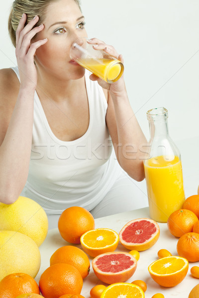Portré fiatal nő citrus gyümölcs narancslé étel nők Stock fotó © phbcz