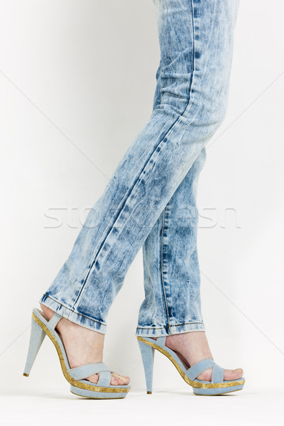 詳細 女性 着用 デニム 夏の靴 女性 ストックフォト © phbcz