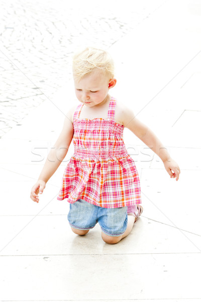 Kniend kleines Mädchen Mädchen Kinder Kind Freien Stock foto © phbcz