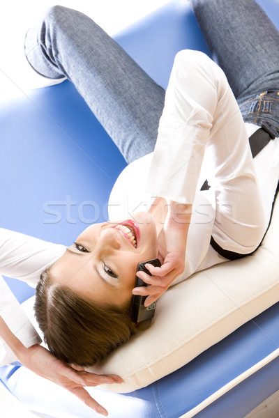 Kobieta telefonu komórkowego sofa telefonu mówić młodych Zdjęcia stock © phbcz