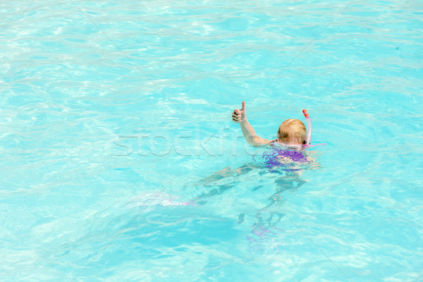 Kleines Mädchen Schnorcheln Schwimmbad Mädchen Kind Sommer Stock foto © phbcz