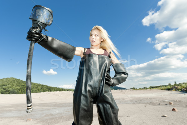 Foto d'archivio: Piedi · donna · maschera · antigas · indossare · vestiti · sicurezza