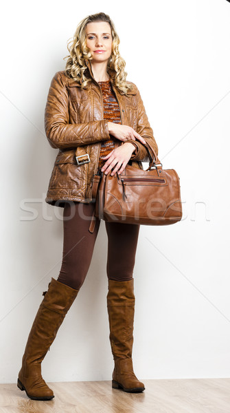 Permanente vrouw bruin kleding laarzen Stockfoto © phbcz