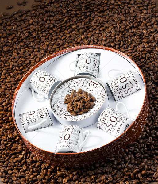 Xícaras de café caixa grãos de café café beber objeto Foto stock © phbcz