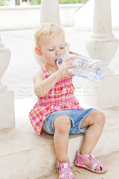 Kleines Mädchen Trinkwasser Wasser Mädchen Kind Flasche Stock foto © phbcz