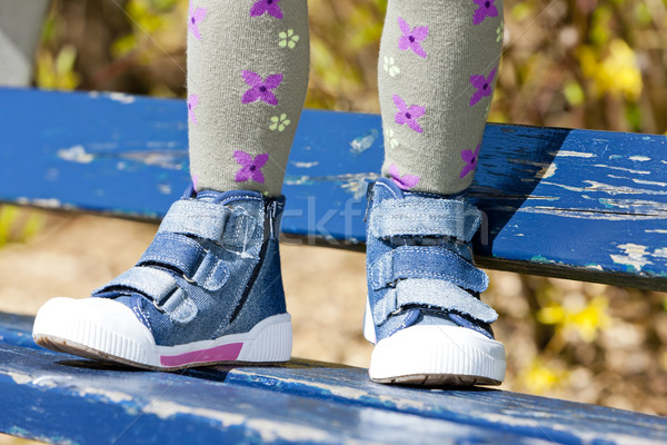 Kind Schuhe Mädchen Bank Stil Sitzung Stock foto © phbcz