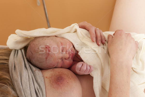 Fektet újszülött baba mell születés lány Stock fotó © phbcz