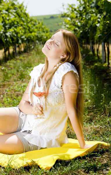Femeie picnic podgorie vin ochelari tineri Imagine de stoc © phbcz