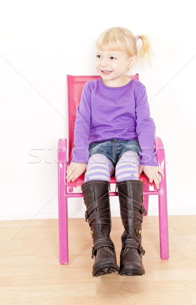 Imagine de stoc: Fetita · ghete · şedinţei · scaun · fată