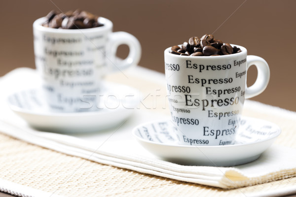 Xícaras de café completo grãos de café café beber objeto Foto stock © phbcz