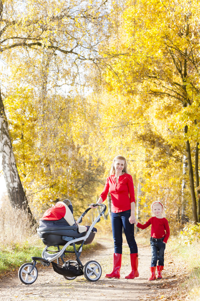 Moeder dochter kinderwagen lopen steegje Stockfoto © phbcz