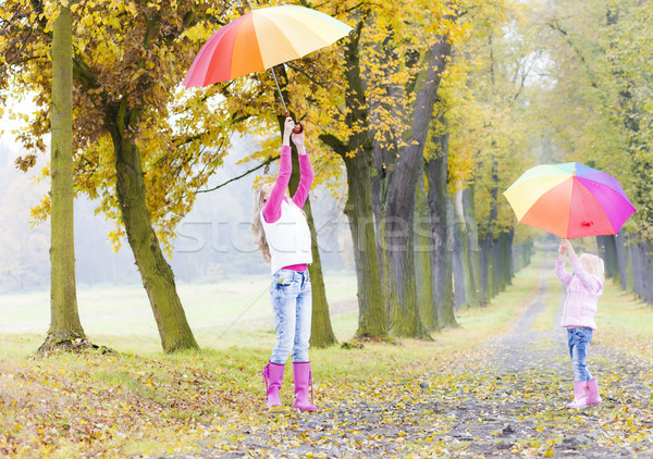 母親 女兒 雨傘 胡同 女子 商業照片 © phbcz