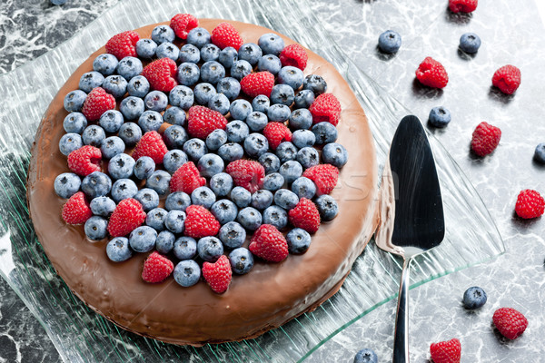 Gâteau au chocolat framboises bleuets alimentaire fruits chocolat Photo stock © phbcz