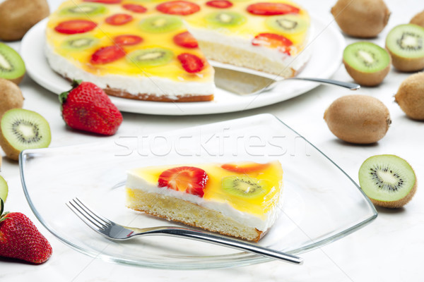 Fruitcake voedsel cake vruchten kiwi aardbeien Stockfoto © phbcz