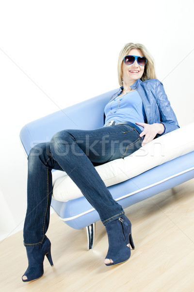 Stockfoto: Vrouw · Blauw · kleding · vergadering · sofa